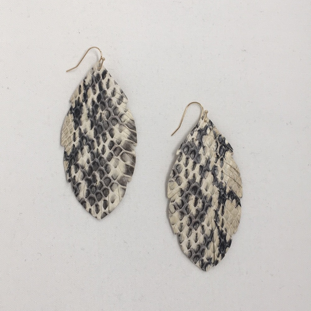 Reptile Print Feather Earrings🤍